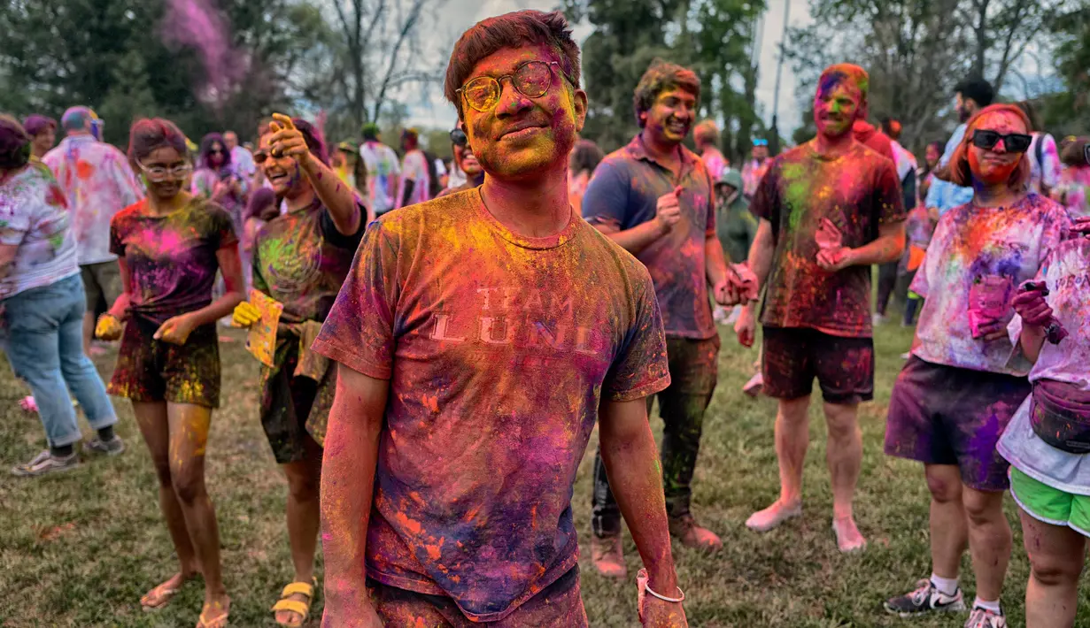 Perayaan Holi tidak hanya menjadi momen untuk bersenang-senang, tetapi juga untuk merayakan keindahan persahabatan dan kebersamaan. (AP Photo/Richard Vogel)