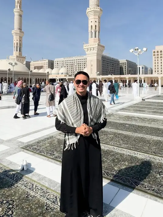 Sementara itu, Zumi Zola tampak gagah mengenakan jubah hitam yang dipadukan dengan sorban hitam-putih, menciptakan harmoni dalam kesederhanaan. [@zumizolazulkiflinurdin].