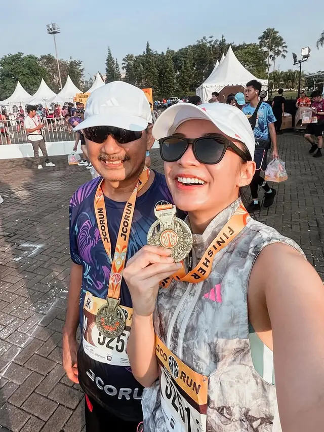 Chelsea Olivia dan sang Ayah Ikut Ajang Lari 5K dengan Gaya Sporty. [@chelseaoliviaa]