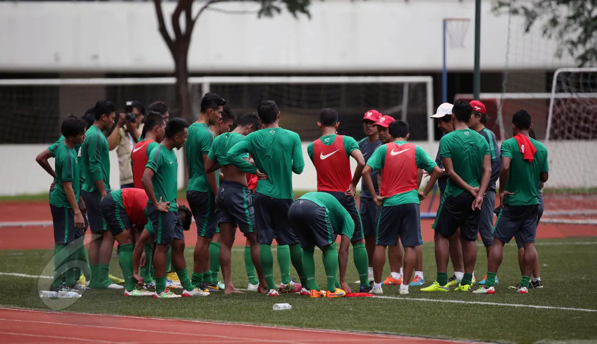 Pemain timnas Indonesia U-23 melakukan evaluasi usai berlatih di lapangan ITE College Center, Singapura, Minggu (31/5/2015). Garuda Muda akan melakoni laga perdana di Sea Games 2015 melawan Myanmar, 2 Juni mendatang. (Liputan6.com/Helmi Fithriansyah)