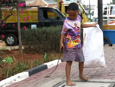 Seorang anak memungut sampah plastik di Jakarta, Rabu (12/9). Pemerintah menargetkan Indonesia bebas pekerja anak pada tahun 2022 mendatang. (Liputan6.com/Immanuel Antonius)