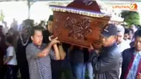 [VIDEO] Jenazah Dosen Korban Dukun Pengganda Uang Dimakamkan