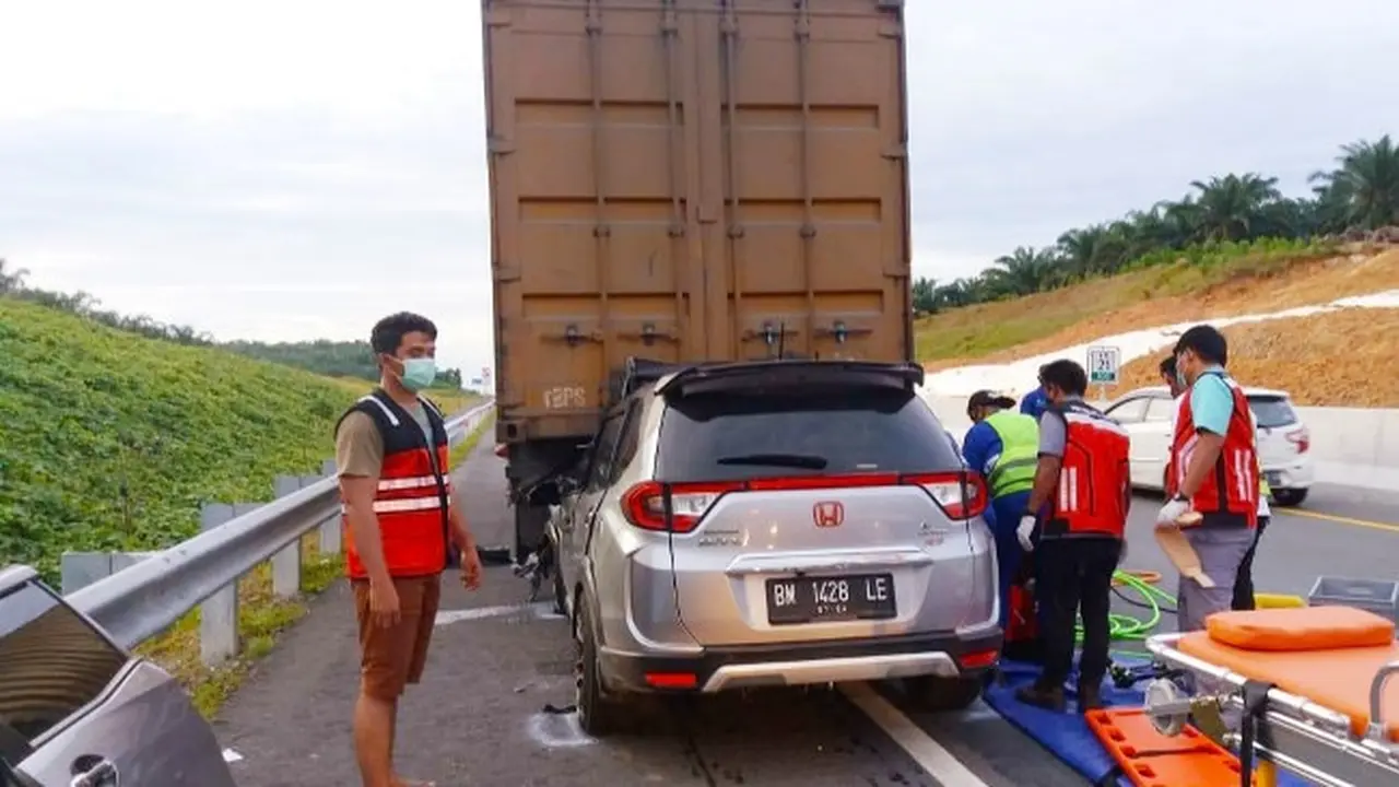 Kecelakaan lalu lintas di Jalan Tol Permai yang menelan korban jiwa.