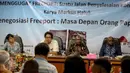 Ketua Eksekutif IHCS, Gunawan, Tokoh masyarakat Amungme dan Kamoro, Hans Magal, Komisioner Komnas Ham Natalius Pigai (kedua kiri-kanan) menjadi pembicara acara bedah buku di Komisi Hak Asasi Manusia, Jakarta, (13/11/2015). (Liputan6.com/Helmi Afandi)