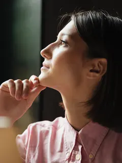Menjadi open-minded berarti mau mendengarkan, memahami sudut pandang berbeda, dan memberi ruang bagi ide baru tanpa harus langsung menyetujuinya. (Foto/Dok: Magnific)