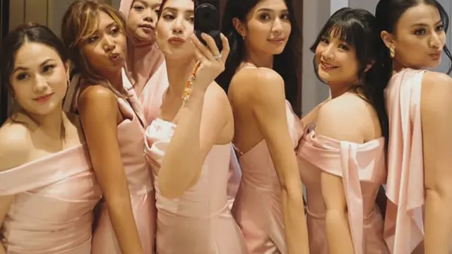 Mikha Tambayong saat Jadi Bridesmaid Yunita Siregar. [@miktambayong]