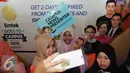 Beberapa mahasiswi berfoto bersama saat mengikuti EGTC 2016 di Universitas Gadja Mada, Yogyakarta, Rabu (2/10). EGTC 2016 juga dimeriahkan dengan penampilan Band Jikustik, The Finest Tree, dan stand up comedy. (Liputan6.com/Helmi Affandi)