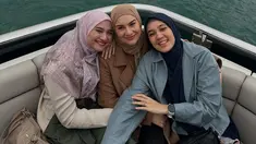 Baru-baru ini, Dhini Aminarti mengunggah beberapa foto kenangan kebersamaannya dengan Irish Bella dan Nadzira Shafa di media sosial Instagram. Foto-foto tersebut menampilkan momen indah persahabatan mereka ketika sedang liburan bersama di luar negeri. (Liputan6.com/IG/@dhiniaminarti)
