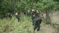 Danrem 162/WB Salurkan Bantuan ke titik sulit terjangkau (dok.TNI AD)