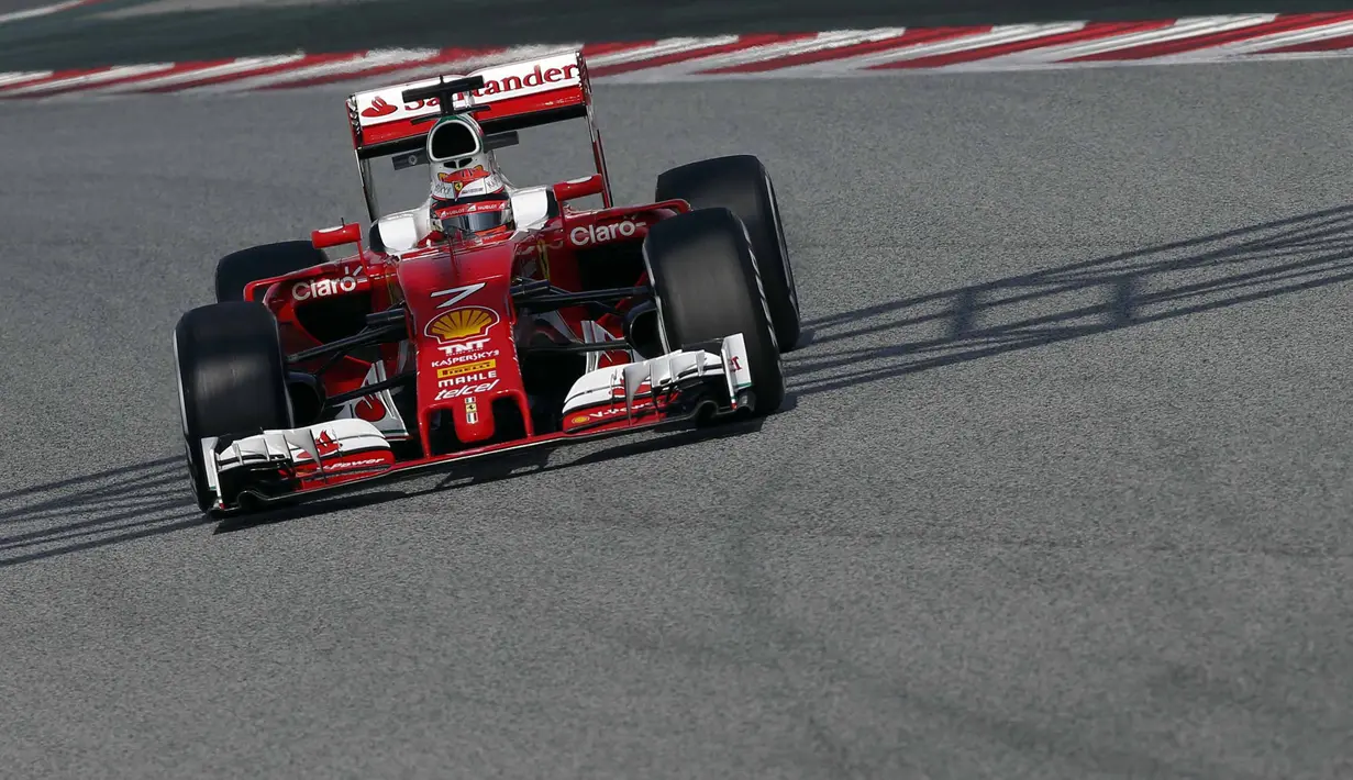 Pebalap Ferrari, Kimi Raikkonen, menjadi yang tercepat dengan waktu 1 menit 23,477 detik pada sesi pertama hari ke-4 tes pramusim di Sirkuit Catalunya, Barcelona, Spanyol, Kamis (25/2/2016). (Reuters/Sergio Pere)