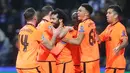 Pemain Liverpool merayakan gol Mohamed Salah (ketiga kiri) ke gawang FC Porto dalam leg pertama babak 16 besar Liga Champions di Stadion Do Dragao, Kamis (15/2). Liverpool memetik kemenangan dengan skor telak 5-0. (AP/Luis Vieira)