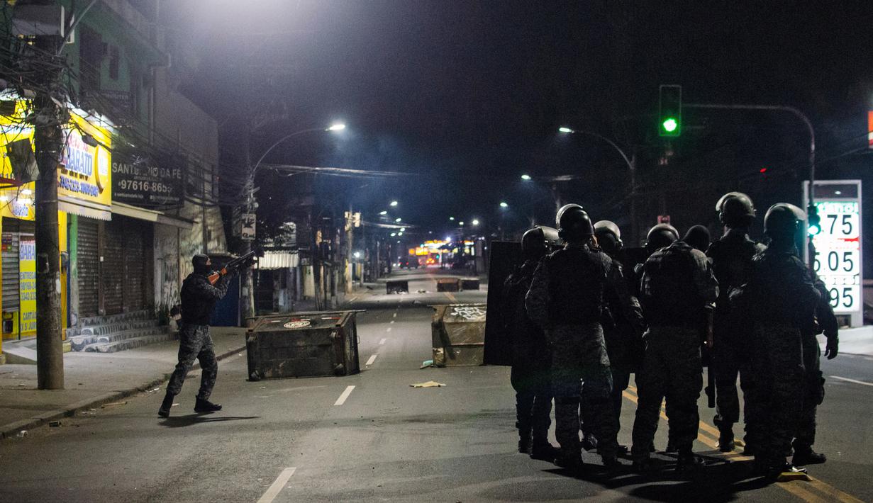 Keluarga juga menuduh Polisi Militer merusak rekaman kamera keamanan untuk menghapus aksi tersebut. (AFP/Tercio Teixeira)