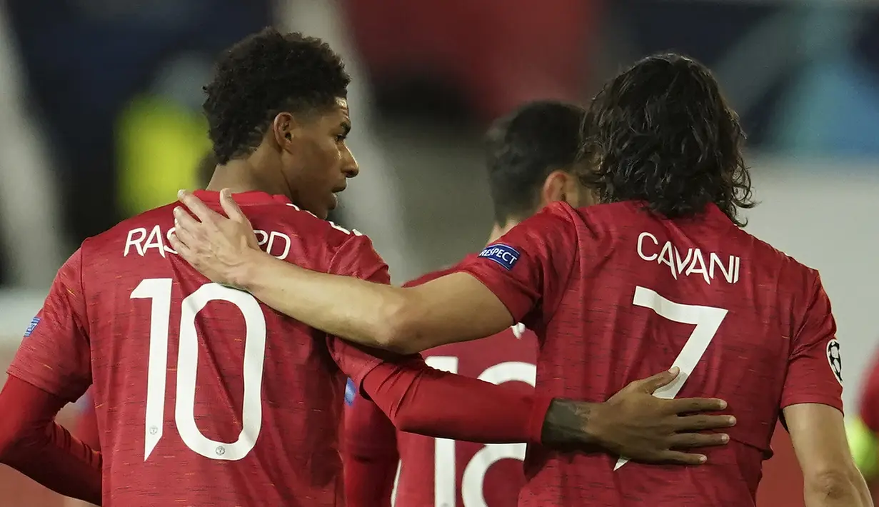 Striker Manchester United, Marcus Rashford (kiri), merayakan gol bersama Edinson Cavani, dalam laga lanjutan Liga Champions 2020/21 Grup H melawan Paris Saint-Germain di Old Tarfford Stadium, Manchester, Rabu (2/12/2020) waktu setempat. Manchester United kalah 1-3 dari PSG. (AP/Dave Thompson)