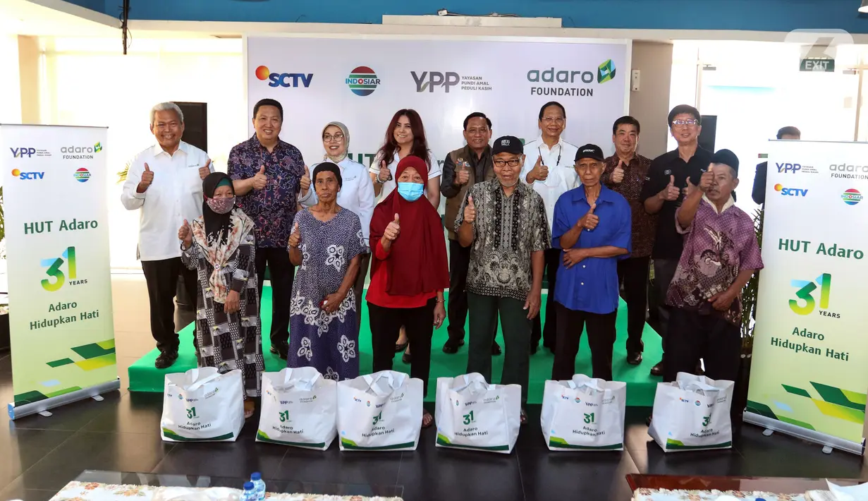 Jajaran komisaris dan direksi PT Adaro Energi Tbk bersama jajaran direksi dan komisaris PT Elang Mahkota Teknologi Tbk, PT Surya Citra Media Tbk dan Yayasan Pundi Amal Peduli Kasih berfoto bersama perwakilan warga yang mendapatkan paket sembako yang di bagikan oleh PT Adaro Energi Tbk bersama Yayasan Pundi Amal Peduli Kasih (YPP) SCTV dan Indosiar di Jakarta, Rabu (4/10/2023). Dalam rangka Hari Ulang Tahun (HUT) Adaro ke-31 dengan tema “Adaro Hidupkan Hati” membagikan sembako sebanyak 2.000 paket kepada masyarakat yang betul-betul memerlukan yang saat ini kurang beruntung di tengah beberapa harga sembako yang alami kenaikan. (Liputan6.com/Angga Yuniar)
