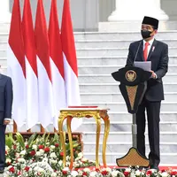 Presiden Joko Widodo atau Jokowi (kanan) didampingi Wakil Presiden Ma'ruf Amin menyampaikan pidato saat menjadi inspektur upacara HUT ke-76 TNI di halaman Istana Merdeka, Jakarta, Selasa (5/10/2021). (Foto: Istana Kepresidenan)