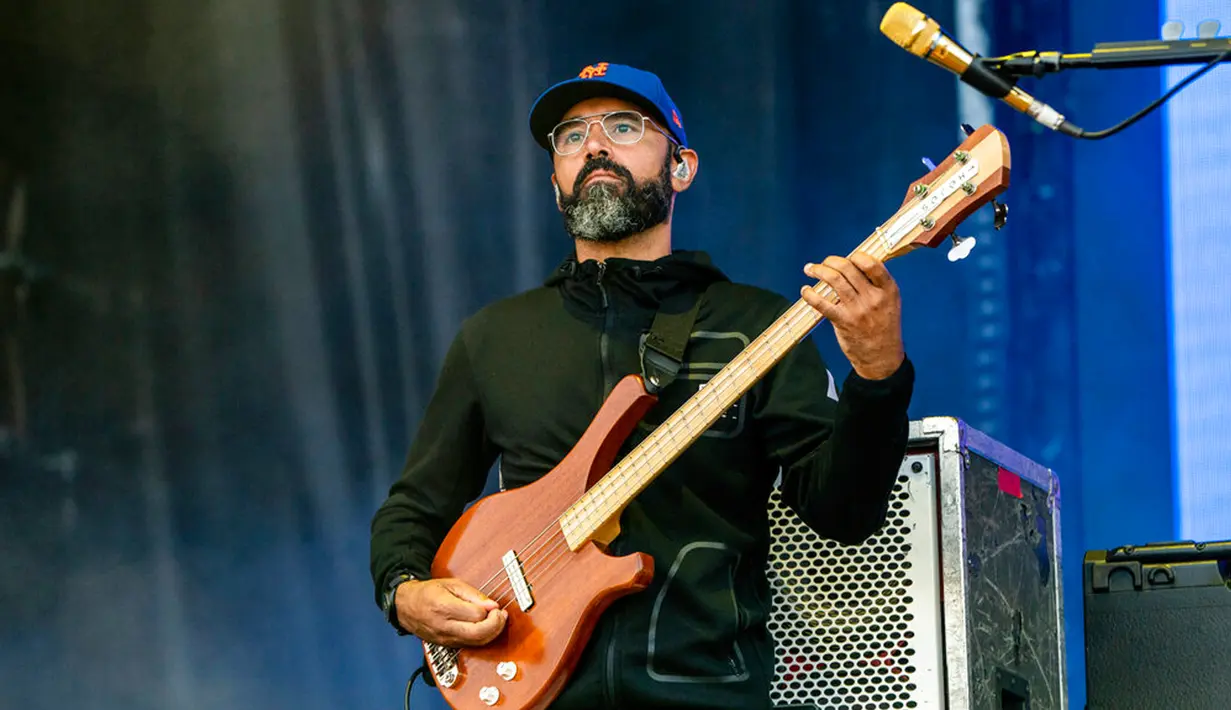 Ben Kenney dari Incubus tampil pada festival musik Louder Than Life di Kentucky Exposition Center, Louisville, Kentucky, Amerika Serikat, 25 September 2022. (Photo by Amy Harris/Invision/AP)