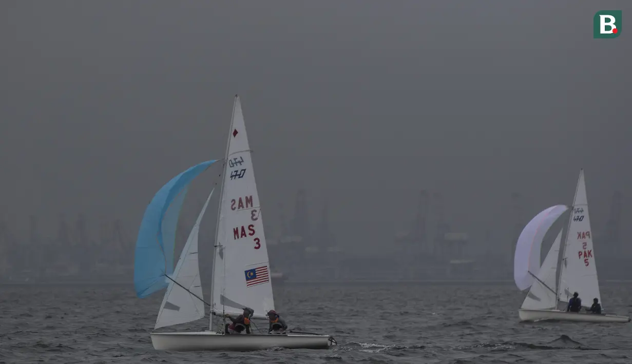 Pelayar asal Malaysia dan Pakistan mengatur arah saat mengikuti Asian Sailing Championship di Laut Jakarta, Senin (25/6/2018). Turnamen ini merupakan uji kesiapan jelang Asian Games XVIII. (Bola.com/Vitalis Yogi Trisna)