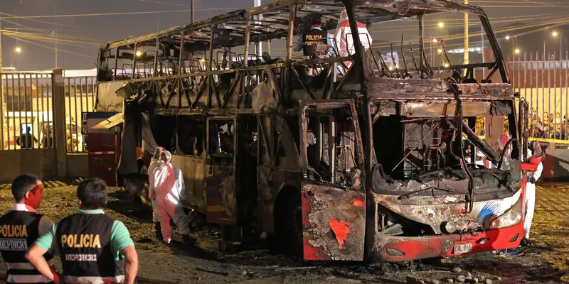 Bus Terbakar di Peru