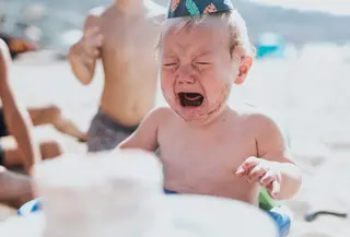 Anak sensitif dan mudah menangis hanya perlu bimbingan dari orang tua untuk membantu mengelola emosi mereka. Berikut caranya. (Foto: Unsplash.com/Nathan Dumlao).