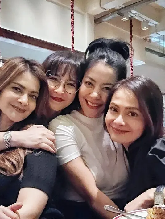 Persahabatan artis senior itu masih tetap terjaga meski telah berjalan puluhan tahun. Meski jarang ketemu akibat kesibukan masing-masing, tapi mereka tampak begitu akrab. [Instagram/novitangie]