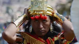 Ekspresi seniman, David Ancca saat melakukan peran sebagai Kaisar Inca dalam Festival Inti Raymi di kompleks benteng Sacsahuaman, Peru (24/6). (AFP Photo/Cris Bouronce)