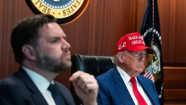 Gedung Putih pada Sabtu (21/6/2025) di Washington D.C merilis serangkaian foto yang memperlihatkan momen Presiden Donald Trump menyaksikan langsung jalannya serangan udara Amerika Serikat terhadap fasilitas nuklir Iran (Dok. Gedung Putih).