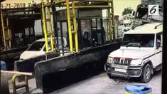Sebuah truk pengangkut bir alami kecelakaan di India, sehingga menyebabkan hujan bir.