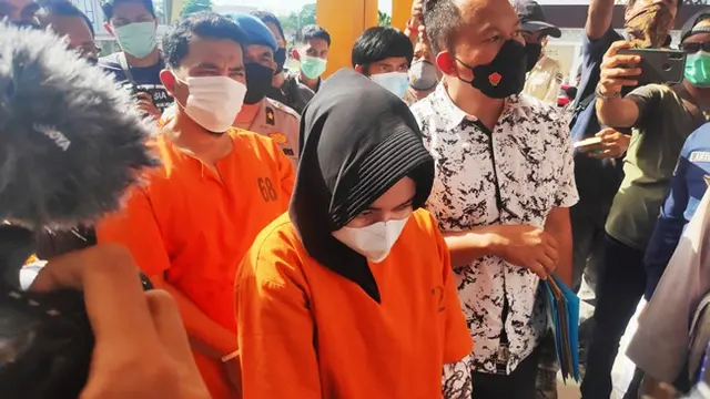 Tersangka pembobolan rekening nasabah Bank Riau Kepri memakai baju tahanan Polda Riau.