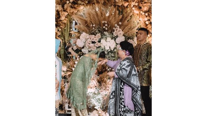 Menantu Idaman, Ini 6 Momen Kedekatan Nikita Willy dengan Ibu Indra Priawan (sumber: Instagram.com/nikitawillyofficial94)