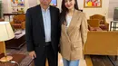 Tak melulu terlihat kaku, Raline Shah juga kenakan outfit semi formal sebagai outfit kerja. Di potret ini, ia padukan t-shirt putih dengan double breasted cokelat dan celana jeans [@ralineshah]