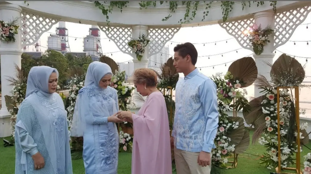 Roger Danuarta dan Cut Meyriska Lamaran.