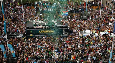 Timnas Afrika Selatan disambut meriah warga saat parade kemenangan Piala Dunia Rugby 2019 di Kota Johannesburg, Afrika Selatan, Kamis (7/11/2019). Timnas Afrika Selatan meraih gelar juara Piala Dunia Rugby 2019 setelah mengalahkan Inggris di final. (AP Photo/Denis Farrell)