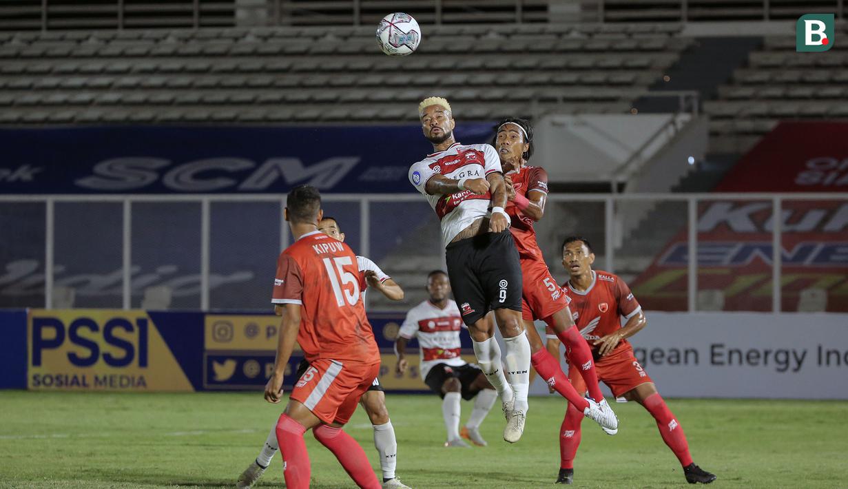 Pemain Madura United, Rafael Feital Da Silva (tengah) berebut bola diudara dengan pemain PSM Makassar, Erwin Gutawa saat laga BRI Liga 1 2021/2022 antara Madura United melawan PSM Makassar di Stadion Madya, Jakarta, Minggu (12/9/2021). Pertandingan berakhir imbang 1-1. (Foto: Bola.com/Ikhwan Yanuar)