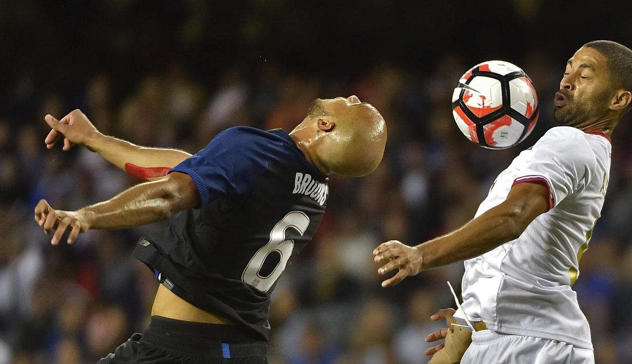 Pemain Kosta Rika, Alvaro Saborio (kanan), berduel dengan pemain AS, John Brooks pada laga penyisihan Grup A Copa America Centenario 2016 di Chicago, Illinois, AS, (8/6/2016) WIB. (AFP/Omar Torres)