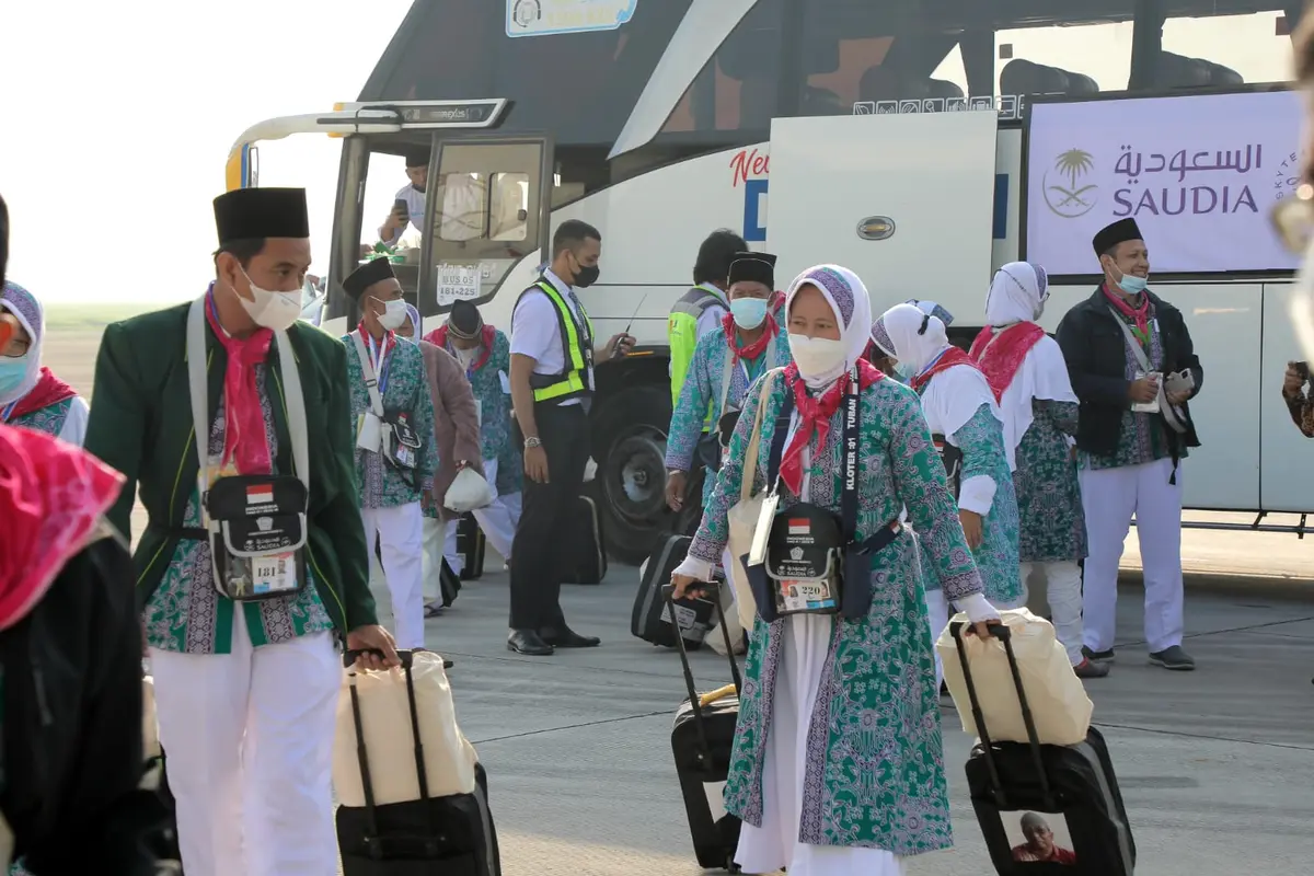 Jemaah Calon Haji berangkat dari Bandara Juanda. (Dian Kurniawan/Liputan6.com)