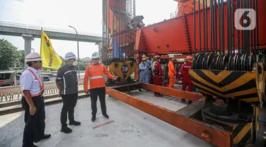 (kiri ke kanan) Direktur Operasi PT KAI Awan Hermawan, Direktur Utama PT KCIC Dwiyana Slamet Riyadi, Direktur Perencanaan Strategis dan Pengembangan Usaha PT KAI Sandry Pasambuna meninjau pemasangan girder box Casting Yard #1 Kereta Cepat Jakarta-Bandung (KCJB) di kawasan Jatibening Baru, Bekasi, Jawa Barat, Senin (27/6/2022). (Liputan6.com/Faizal Fanani)