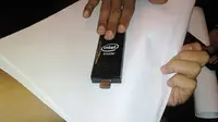 Intel Compute Stick hanya berukuran tiga jari manusia dewasa