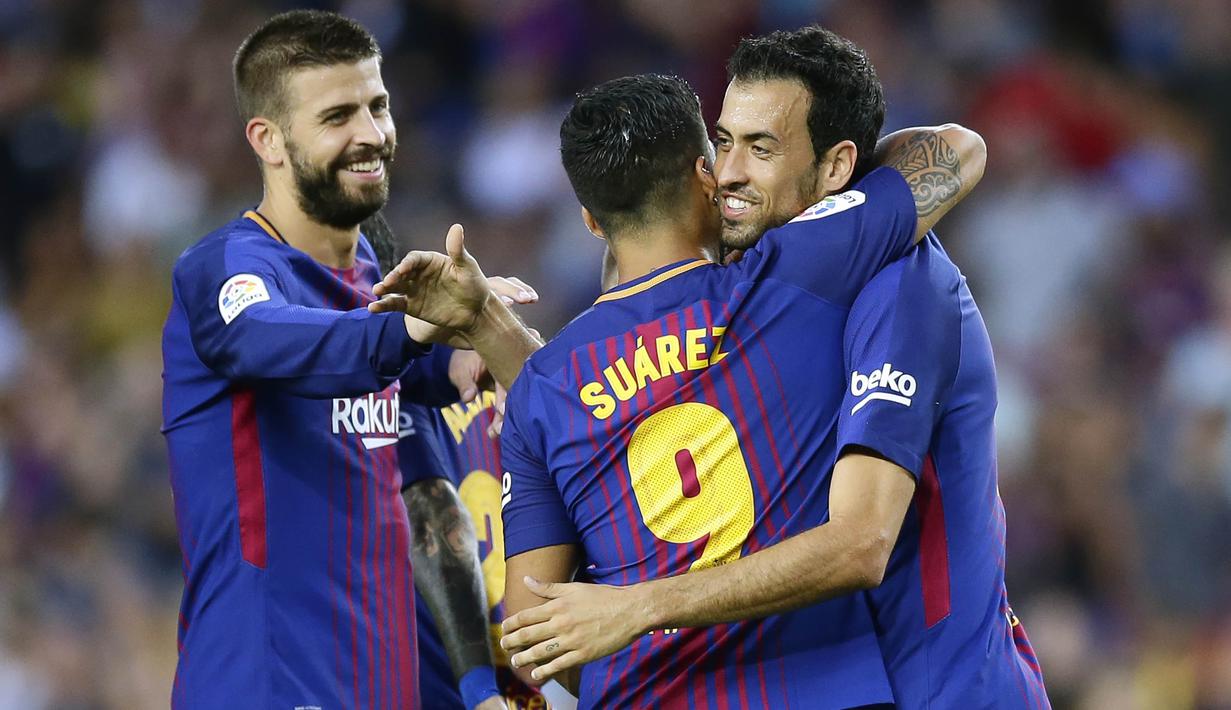 Para pemain Barcelona merayakan gol yang dicetak Sergio Busquets ke gawang Chapecoense  pada laga trofi Joan Gamper di Stadion Camp Nou, Barcelona, Senin (7/8/2017). Barcelona menang 5-0 atas Chapecoense. (AP/Manu Fernandez)