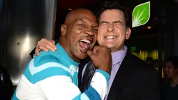 Charlie Sheen dan Mike Tyson saat akan menonton pemutaran perdana "Scary Movie 5" di Hollywood, AS. (11/4/2013). Dalam acara televisi Today yang disiarkan NBC pada Selasa (17/11/2015) Charlie Sheen mengaku mengidap HIV. (AFP Photo)