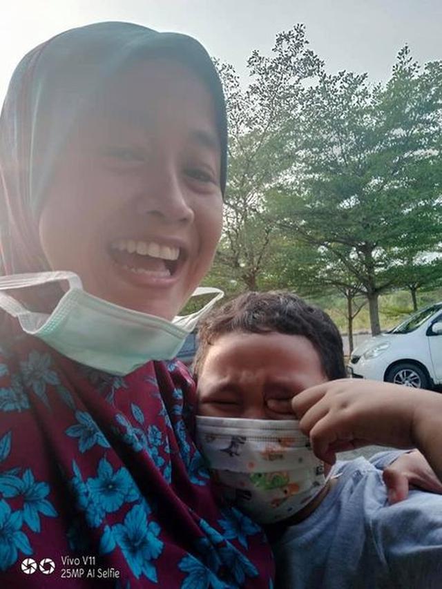 Tak Bisa Jauh, Bocah Ini Menangis saat Ditinggal Sang Adik ke Sekolah