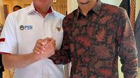 Momen Khuwailid Mustafa (kanan) bersama Ketua PSSI, Iwan Bule di Qatar. (Dokuemntasi Pribadi)