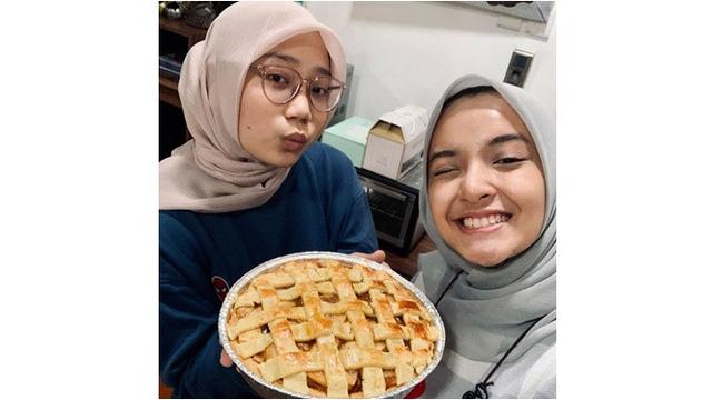 6 Potret Nabila Ishma dan Zara Kenang Ultah Eril, Bikin Apple Pie Bareng