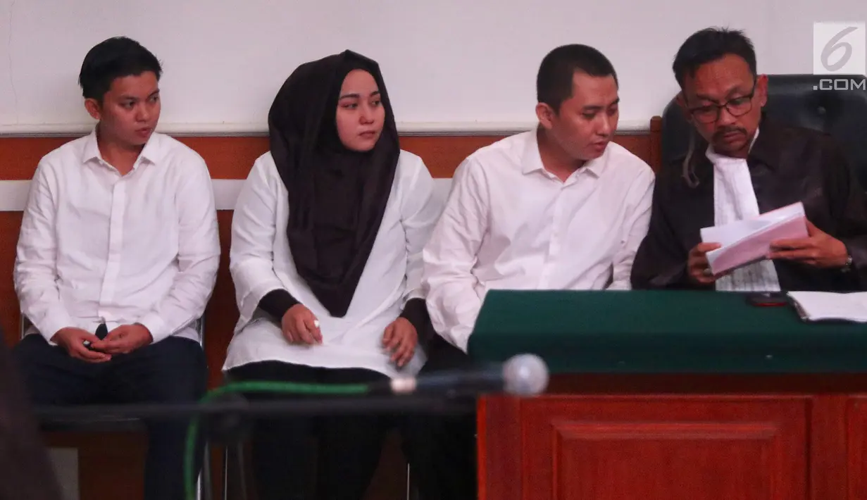Tiga terdakwa yang merupakan Direktur Utama First Travel Andika Surachman, Direktur Anniesa Hasibuan, dan Direktur Keuangan Siti Nuraida alias Kiki Hasibuan menjalani sidang lanjutan di PN Depok, Jawa Barat, Senin (19/3). (Liputan6.com/Immanuel Antonius)
