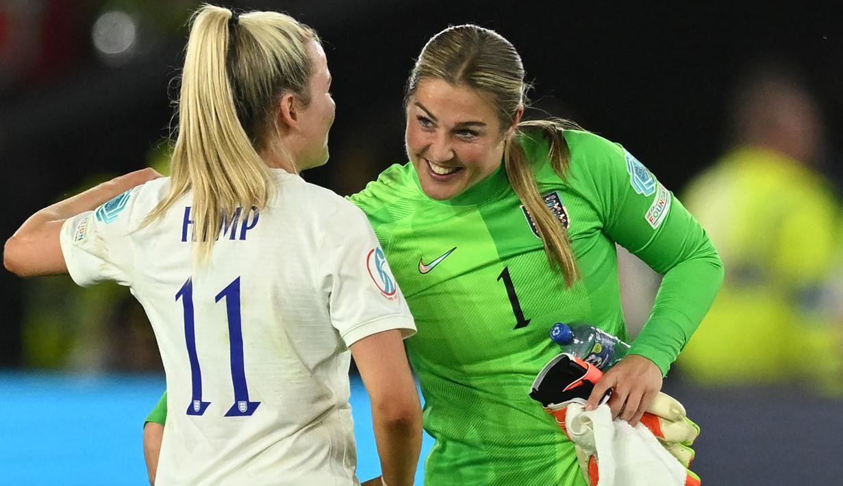 Kiper Timnas Wanita Inggris, Mary Earps (kanan) bersama rekannya, Lauren Hemp merayakan kemenangan atas Swedia pada laga semifinal Piala Eropa Wanita 2022 di Bramall Lane Stadium, Sheffield (26/7/2022). Bersama Timnas Wanita Inggris, Mary Earps telah meraih trofi pada EURO 2022. Timnas Inggris dibawanya menjadi juara setelah mengalahkan Jerman 2-1 lewat perpanjangan waktu dalam laga final. (AFP/Justin Tallis)