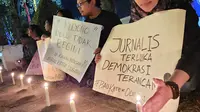 Para jurnalis dari Aliansi Jurnalis Independen Batam menyalakan lilin di depan kantor DPRD Kota Batam sebagai simbol bahwa demokrasi butuh cahaya untuk penerangan. Foto: liputan6.com/ajang nurdin&nbsp;