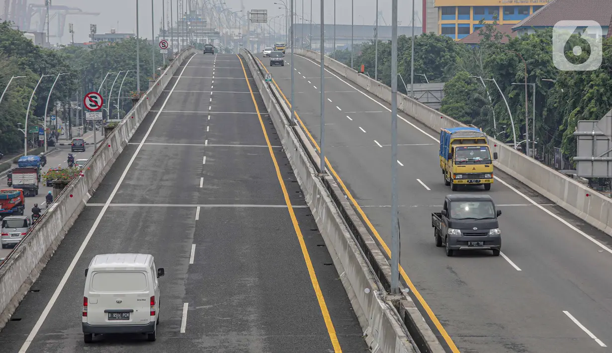Kendaraan melintasi jalan tol Kebon Bawang, Tanjung Priok, Jakarta, Kamis (5/11/2020). Tarif baru Tol Jakarta Outer Ring Road (JORR) I, Jalan Tol Akses Tanjung Priok (ATP) dan Jalan Tol Pondok Aren-Ulujami mengalami kenaikan Rp 1.000 hingga Rp 1.500 dalam waktu dekat. (Liputan6.com/Faizal Fanani)