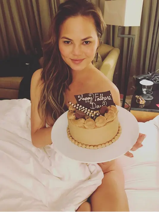 Tak hanya itu, Chrissy pun membuat kejutan untuk sang suami yang sedang berada jauh. Terlihat pada unggahan foto yang memperlihatkan dirinya sedang memegang tart, Chrissy tampak melakukan perjalan tanpa sepengetahuan suaminya. (Instagram/chrissyteigen)