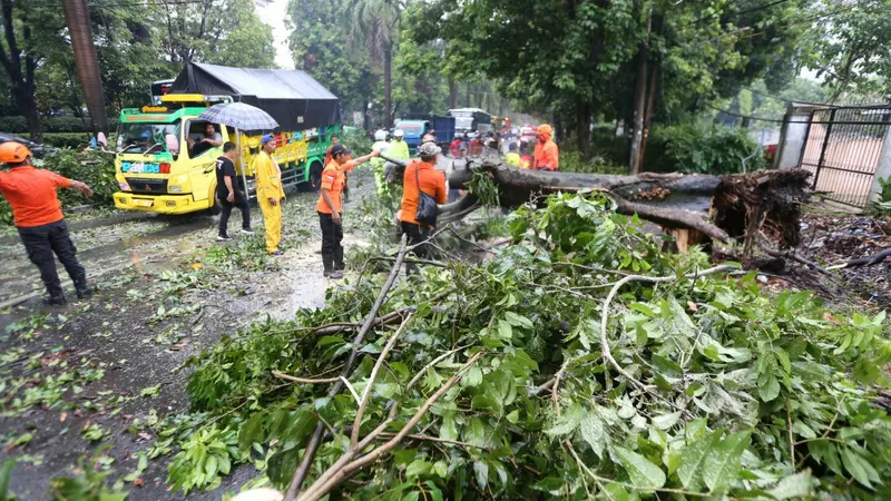 Hujan deras dan angin kencang melanda sejumlah wilayah di Bogor, Jawa Barat, Sabtu (21/10/2019) sore.