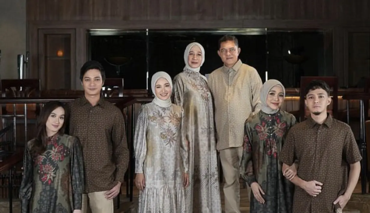 Cut Syifa dan keluarganya memilih pose berpasangan, meski Cut Syifa belum didampingin seseorang. Pose sambil berdiri ini cukup unik untuk dilakukan saat foto keluarga. Credit: Instagram (@cutsyifaa)