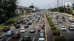 Kendaraan memadati ruas Tol Jagorawi, Jakarta Timur, Kamis (15/5/2021). Kepadatan kendaraan terjadi karena mobilitas warga untuk silaturahmi dan berlibur Lebaran. (Liputan6.com/Faizal Fanani)